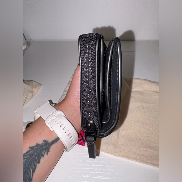 Tory Burch Britten Bifold Logo Zip Coin Leather Wallet in Matte Black - Picture 4 of 5